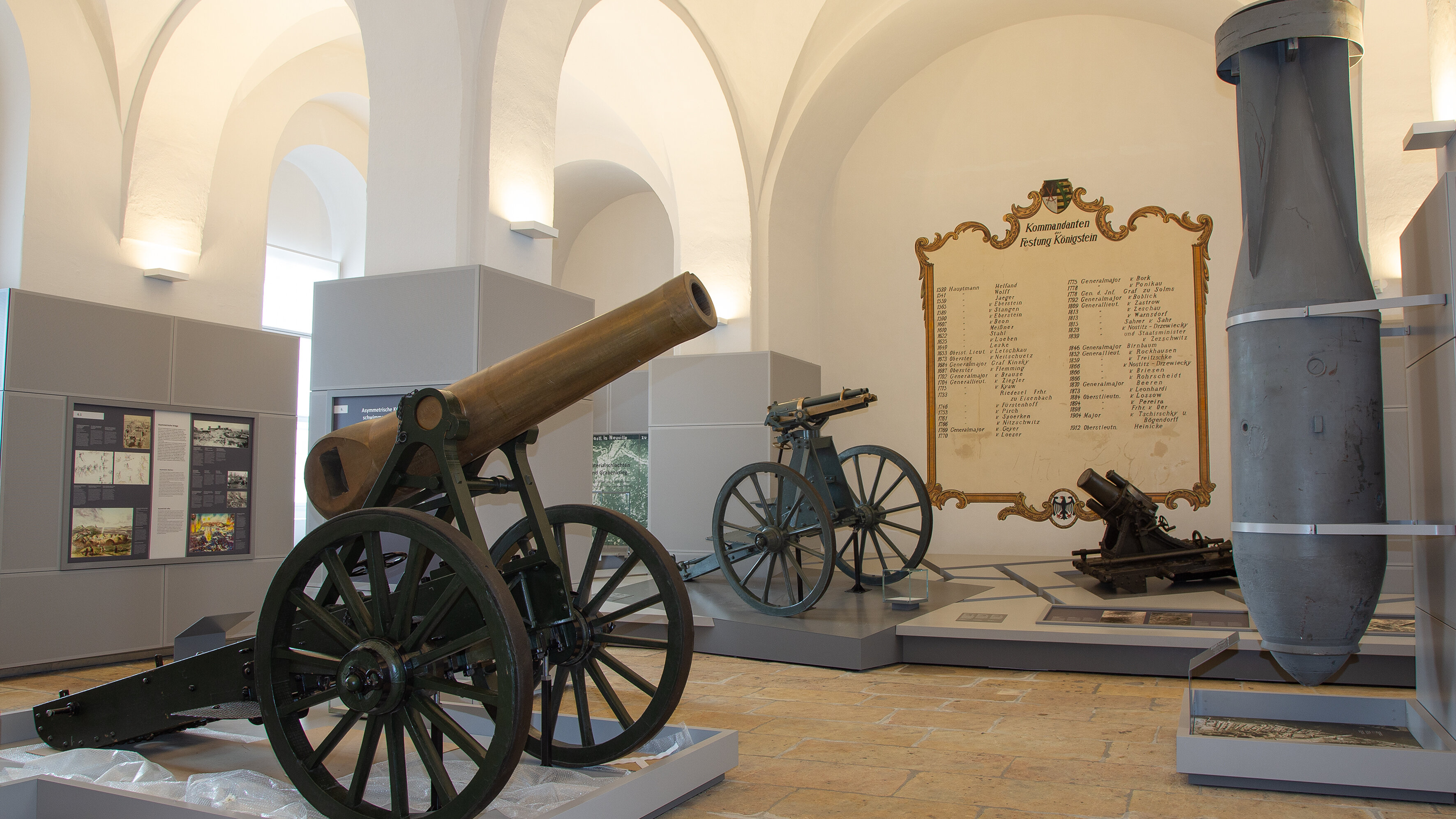 Auf diesem Bild sind drei historische Geschütze zu sehen. 