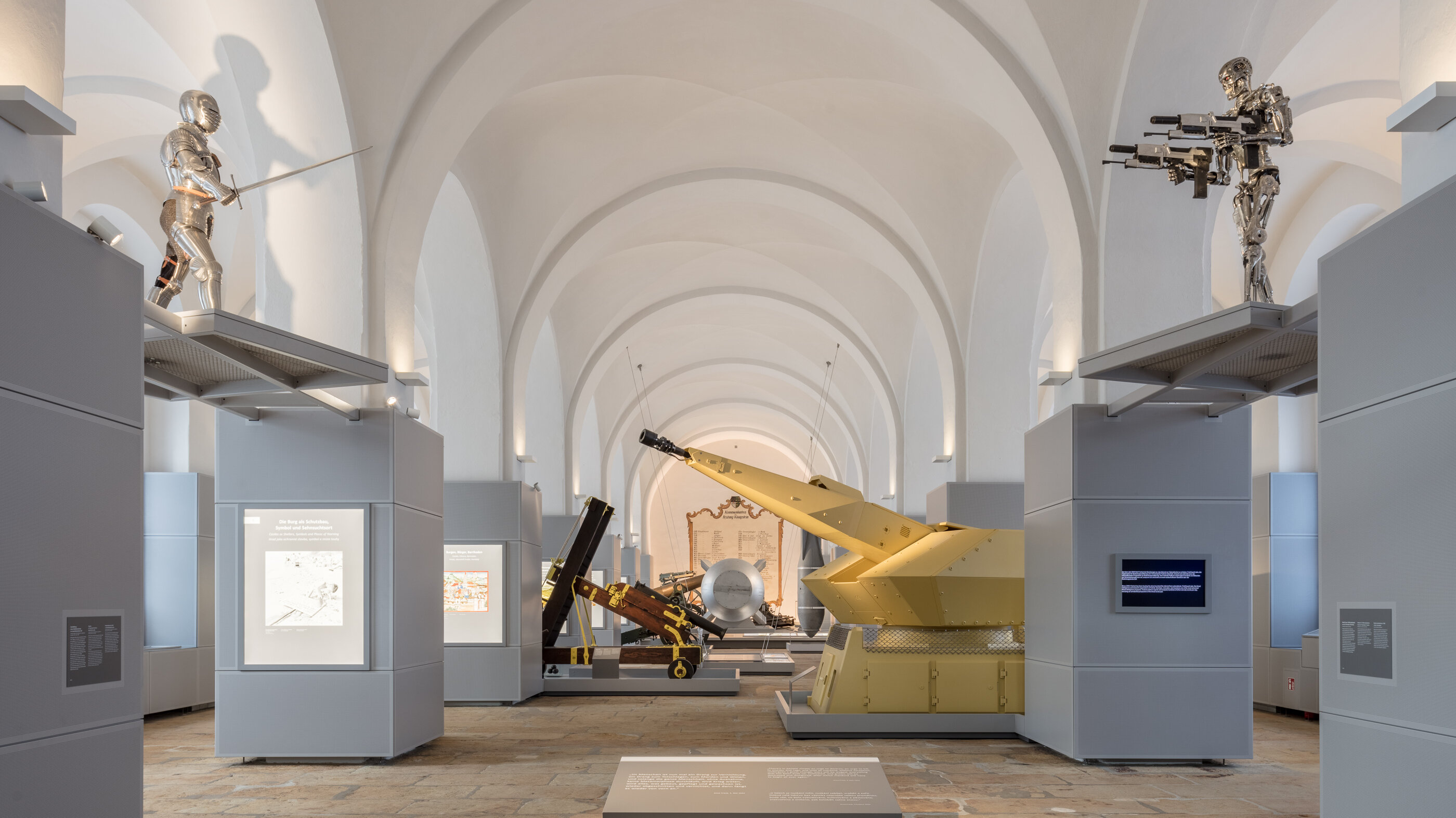 Das Bild zeigt die Ausstellung „Faszination Festung“ vom Eingangsbereich des Neuen Zeughauses aus. 