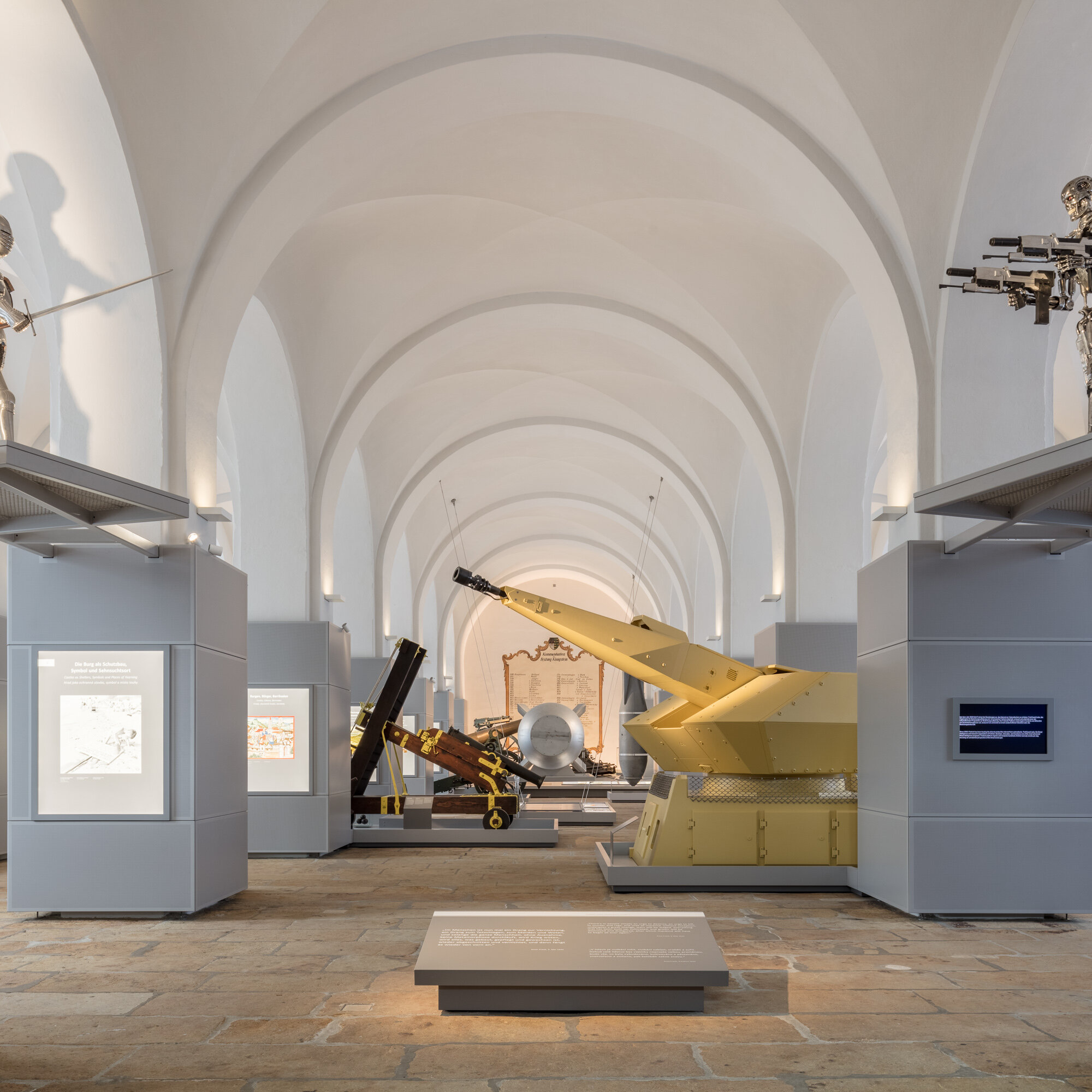 Das Bild zeigt die Ausstellung „Faszination Festung“ vom Eingangsbereich des Neuen Zeughauses aus. 