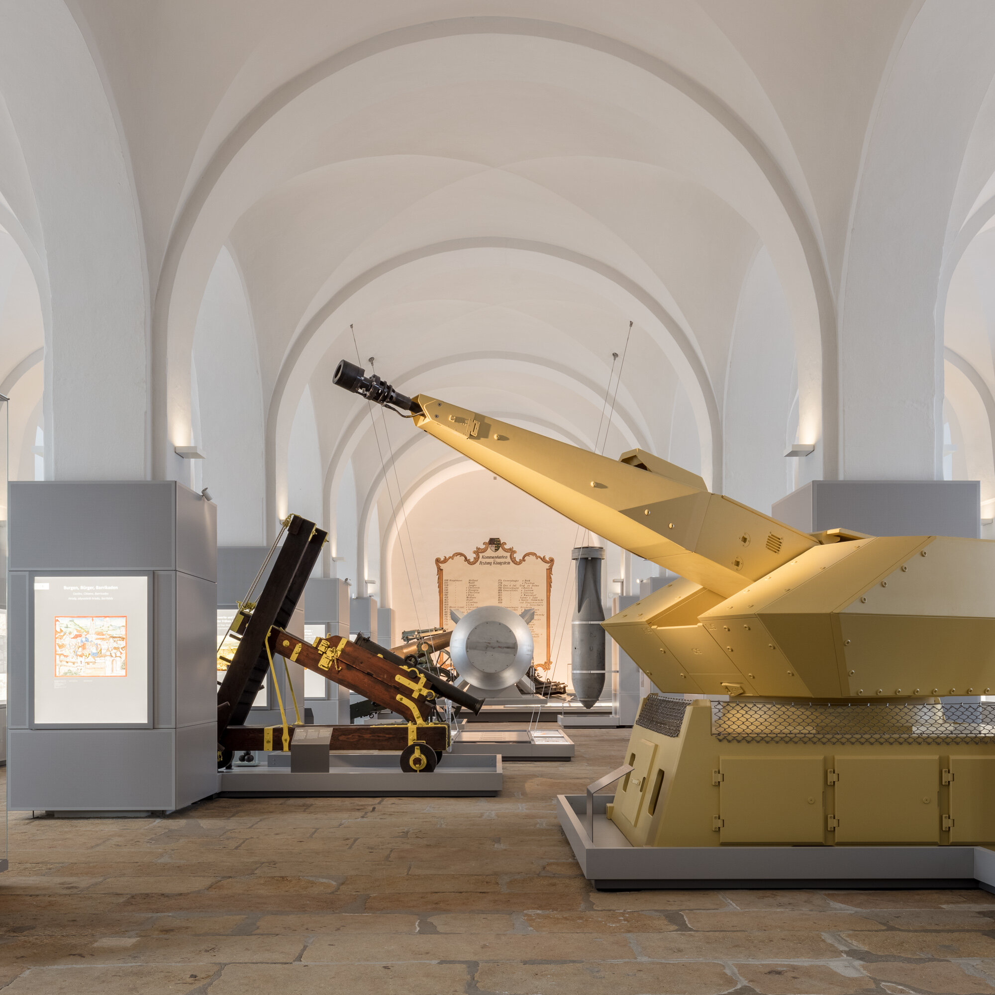 Das Bild zeigt einige der Waffensysteme, die in der Ausstellung des Militärhistorischen Museums auf Königstein zu sehen sind. 