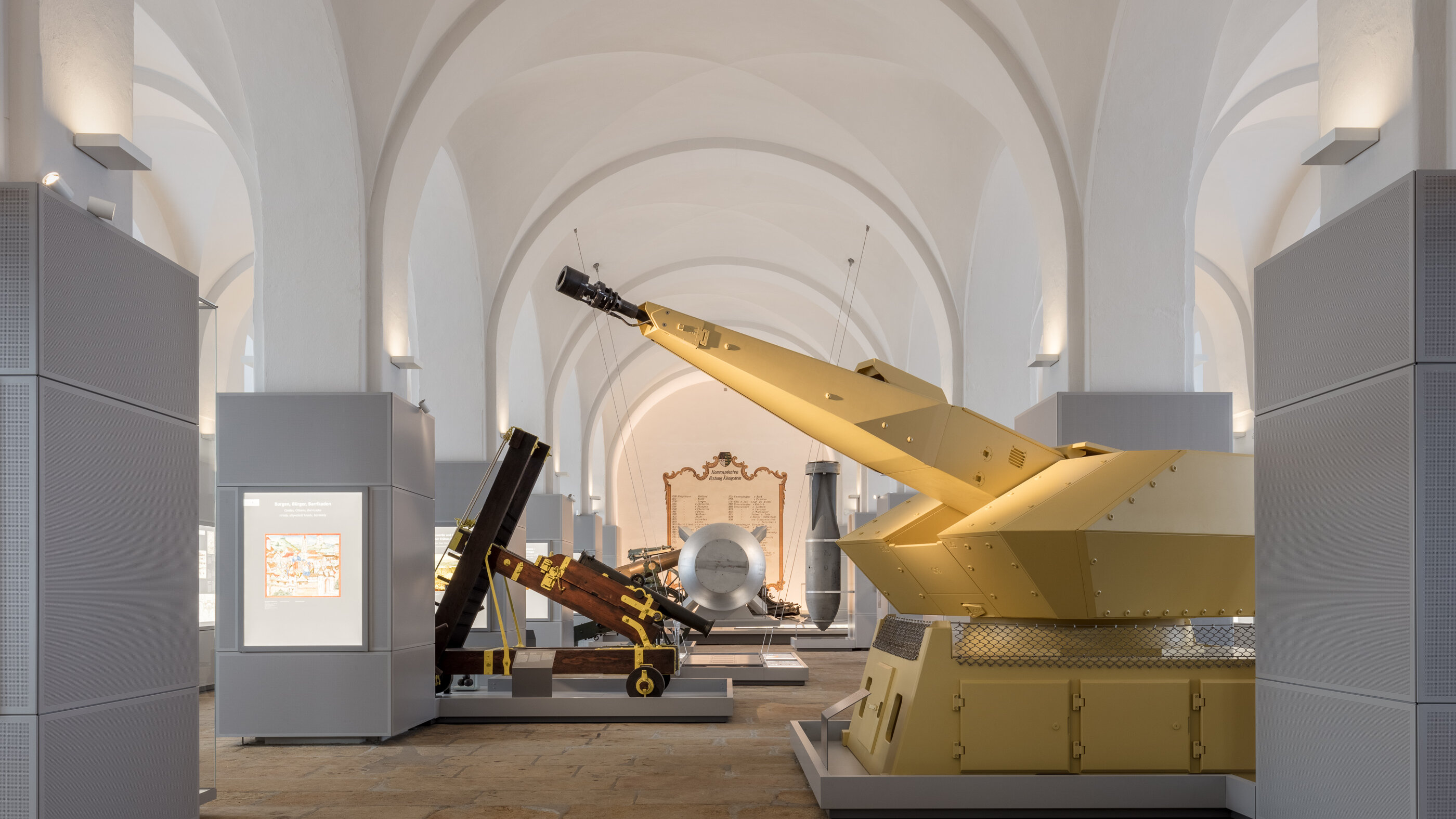 Das Bild zeigt einige der Waffensysteme, die in der Ausstellung des Militärhistorischen Museums auf Königstein zu sehen sind. 