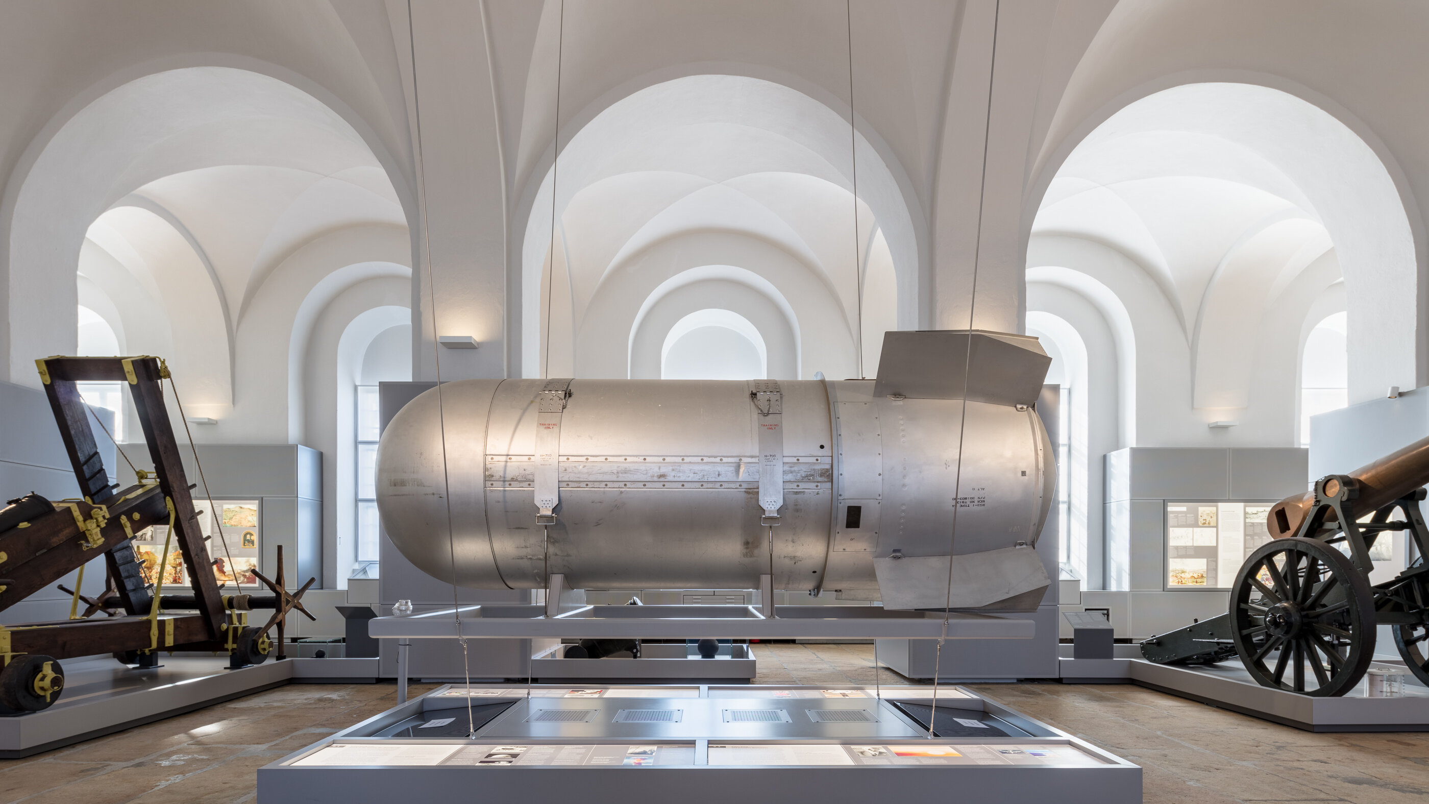 Das Bild zeigt eine Wasserstoffbombe Mk53, die in der Ausstellung „Faszination Festung“ ausgestellt ist. 