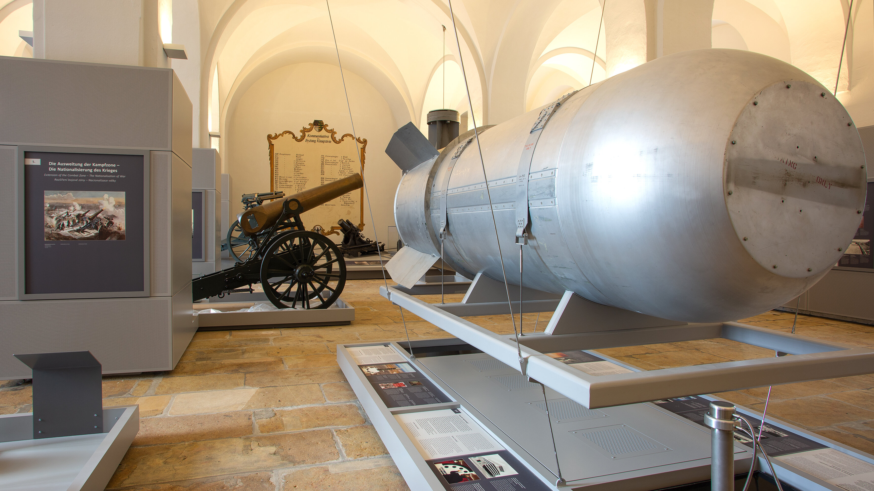 Das Bild zeigt, wie die Wasserstoffbombe Mk53 in der Ausstellung hängt. 
