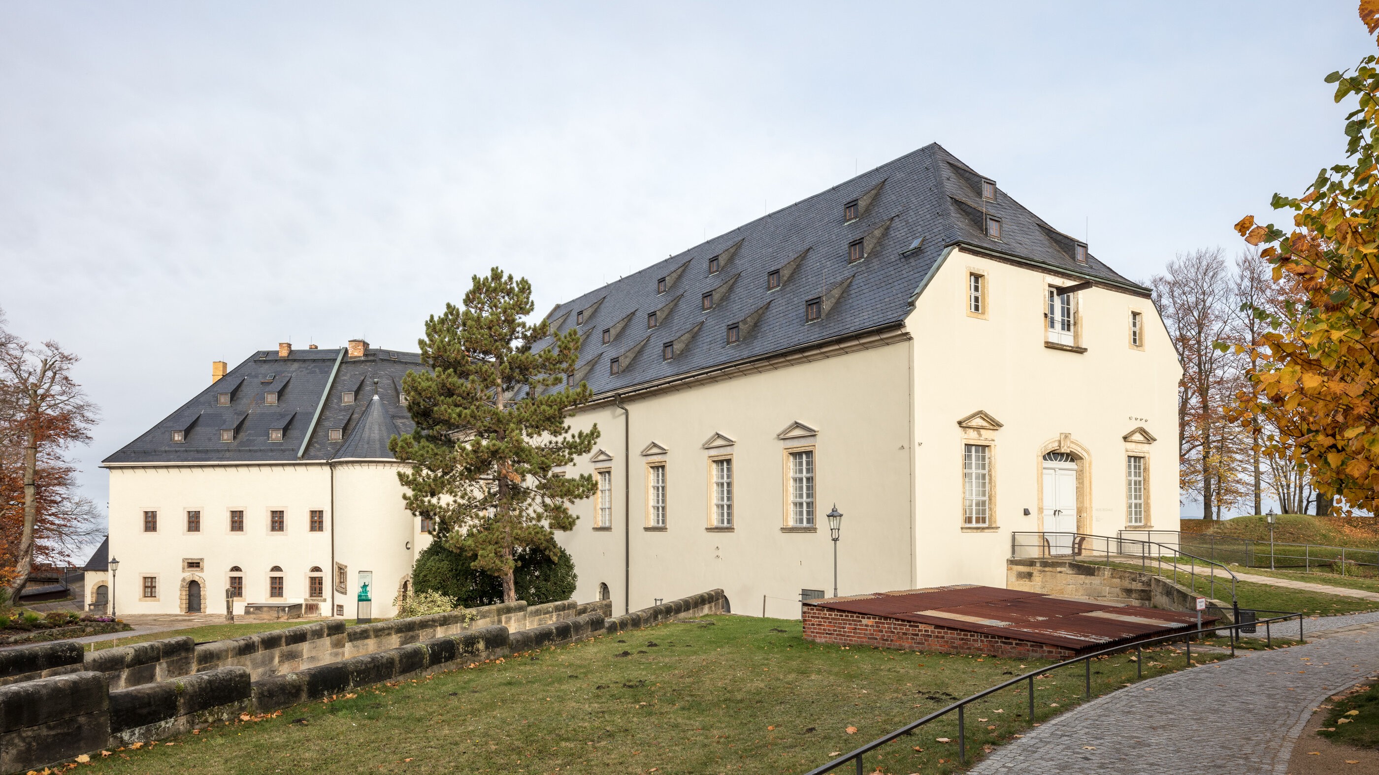 Das Bild zeigt das Neue Zeughaus mit dem Kommandantenhaus der Festung Königstein im Hintergrund. 