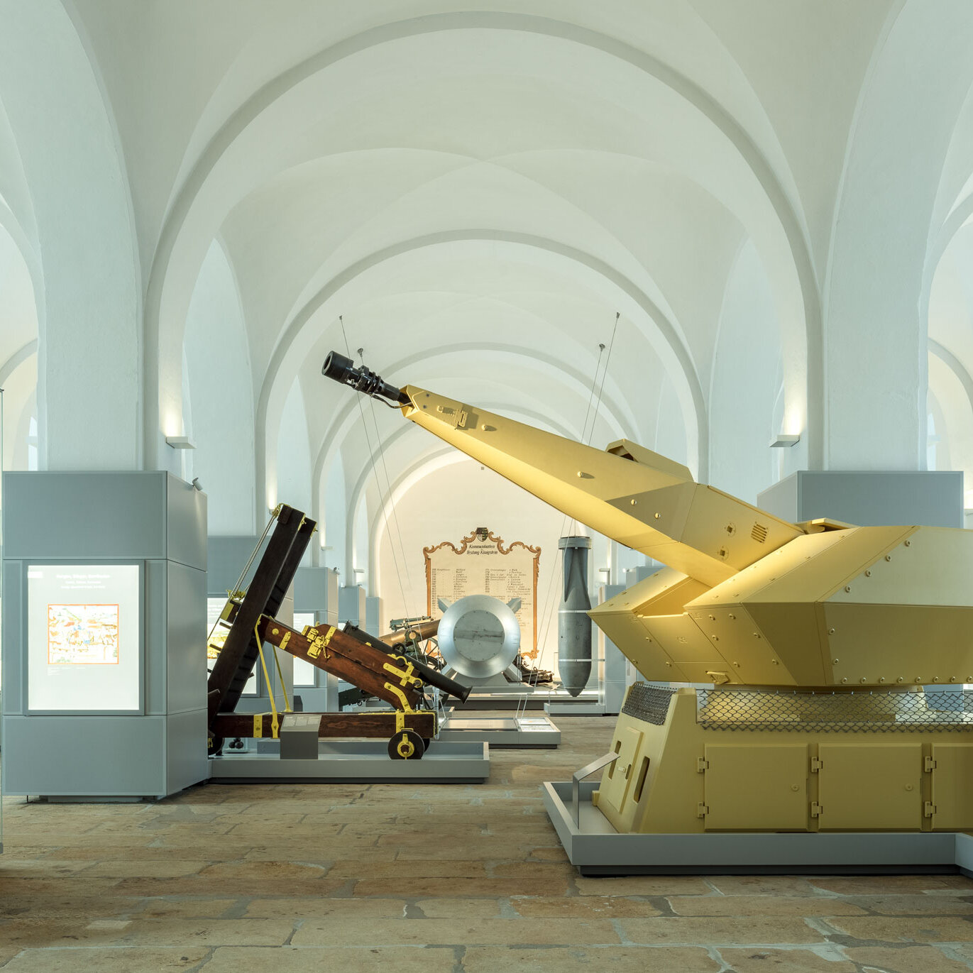 Das Bild zeigt einige der Waffensysteme, die in der Ausstellung des Militärhistorischen Museums auf Königstein zu sehen sind. 