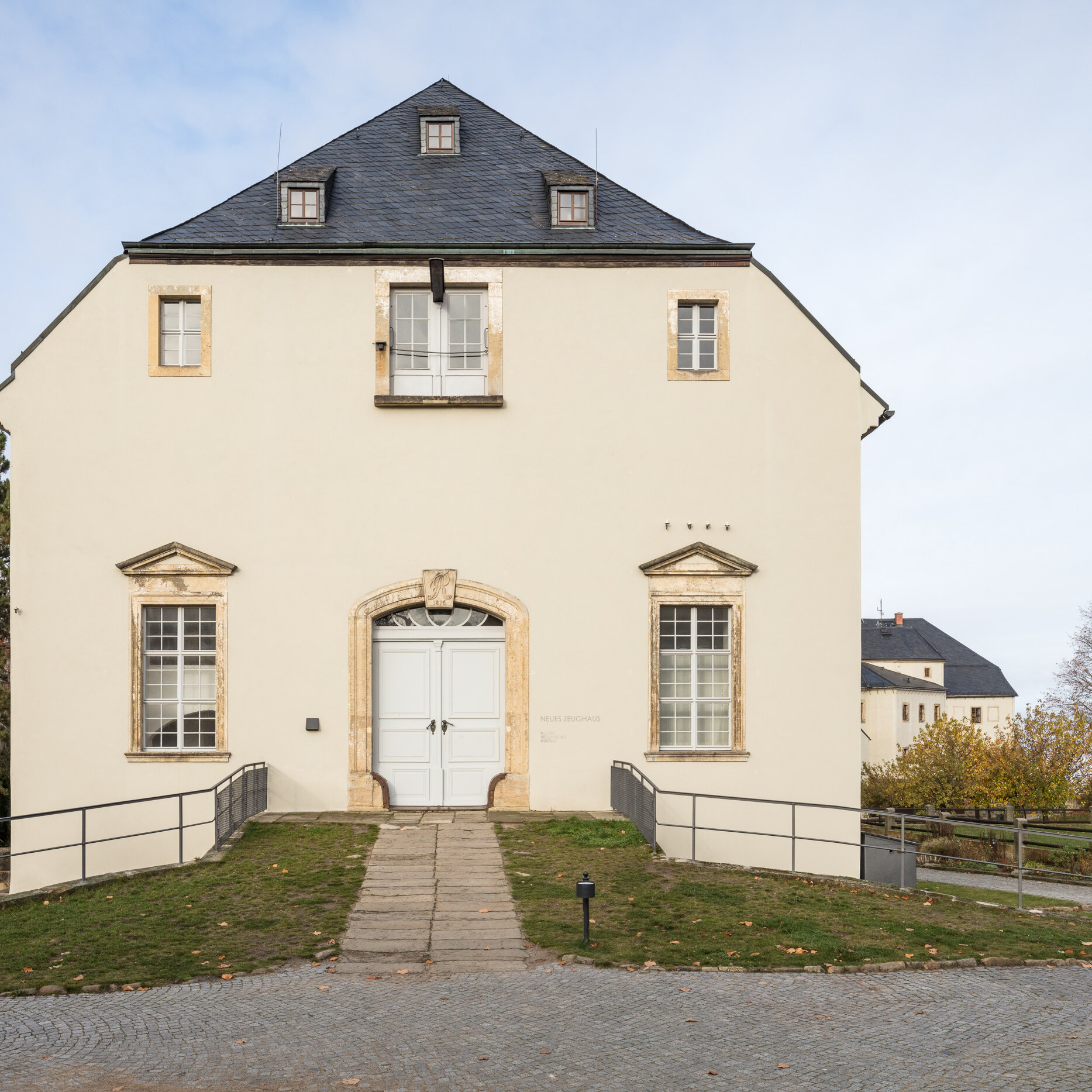 Zu sehen ist auf diesem Bild die Stirnseite des Neuen Zeughauses auf der Festung Königstein. 